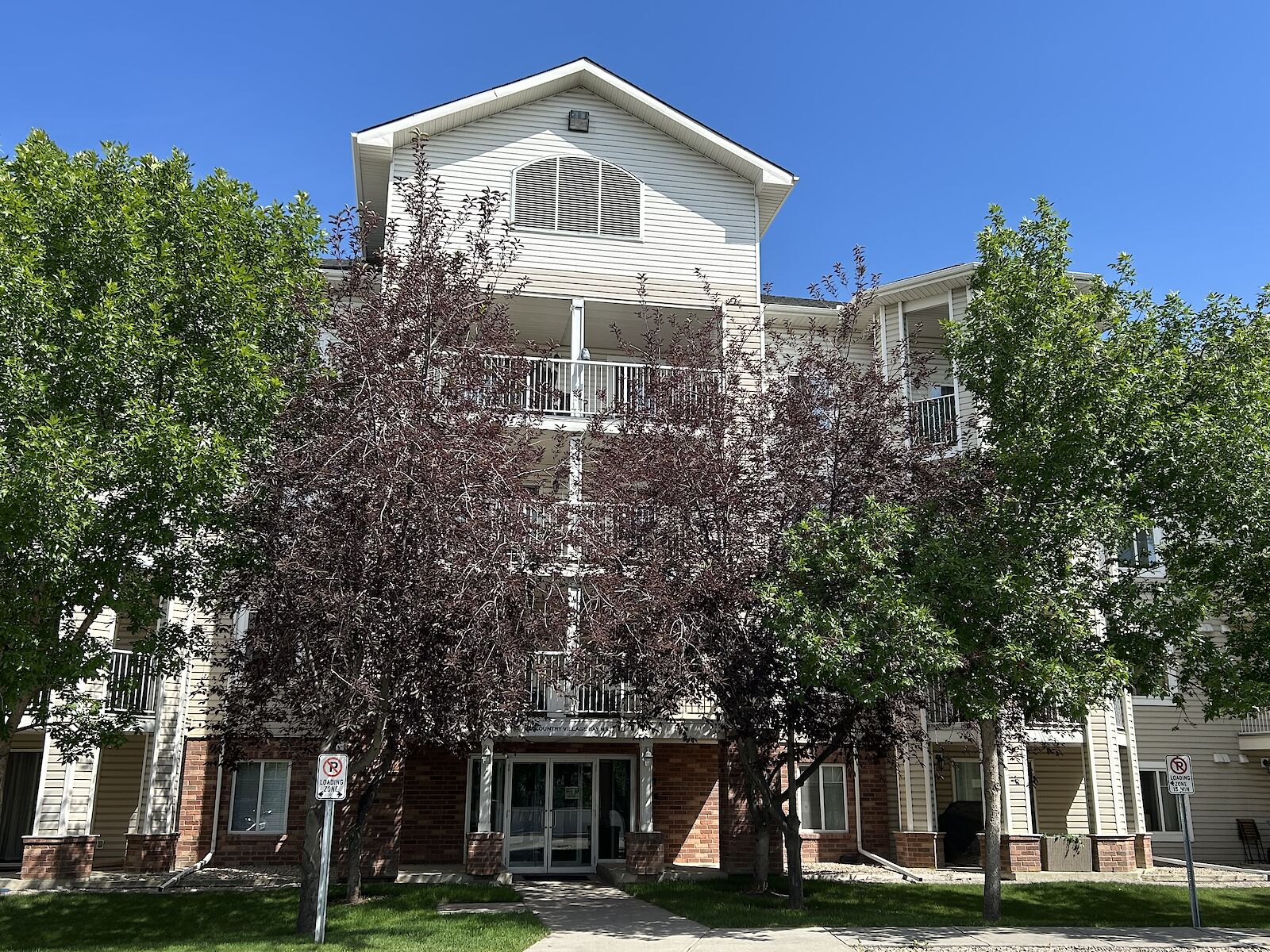 Building+profile Calgary 2 + Den bedrooms Condo Unit for rent. Property photo: 103636-1
