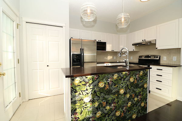 Fully+stocked+kitchen+featuring+SS+appliances Calgary 3 + Den bedrooms Townhouse for rent. Property photo: 105321-3