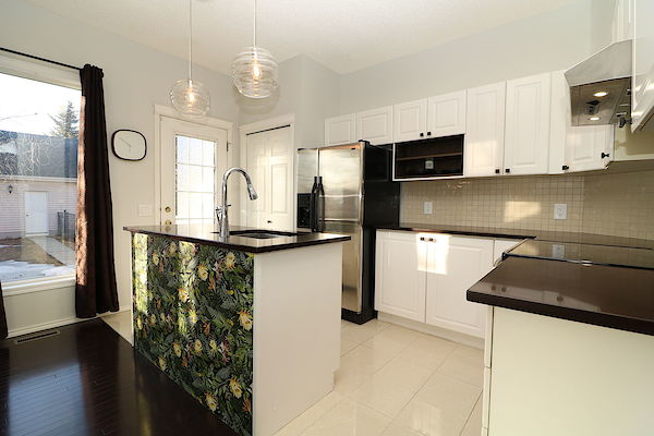 Fully+stocked+kitchen+featuring+SS+appliances Calgary 3 + Den bedrooms Townhouse for rent. Property photo: 105321-2