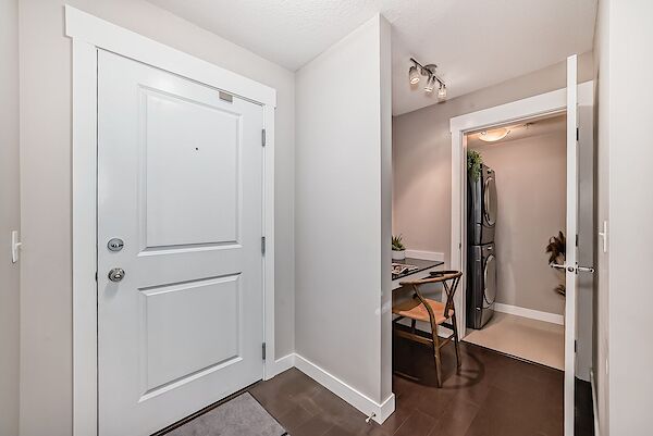 Calgary 2 + Den bedrooms Condo Unit for rent. Property photo: 114737-2