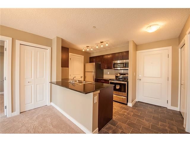 Calgary 2 + Den bedrooms Condo Unit for rent. Property photo: 127705-1