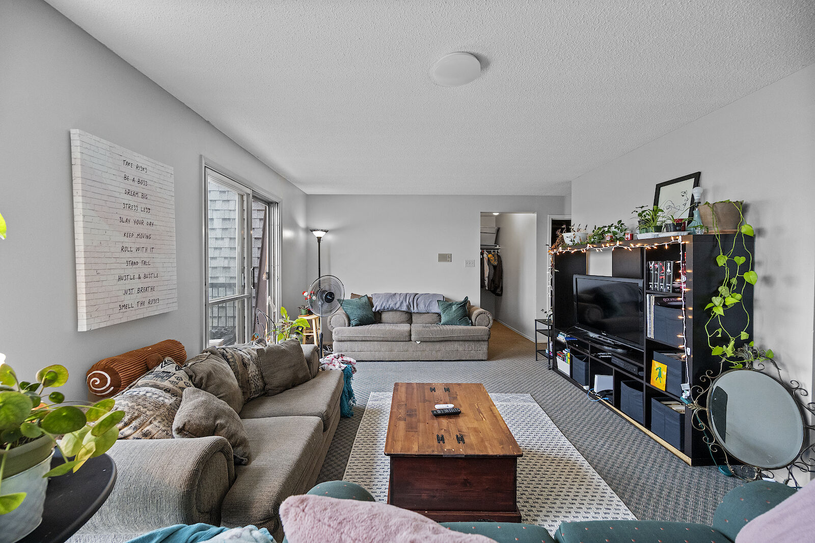 Calgary 3 bedrooms Condo Unit for rent. Property photo: 131827-1