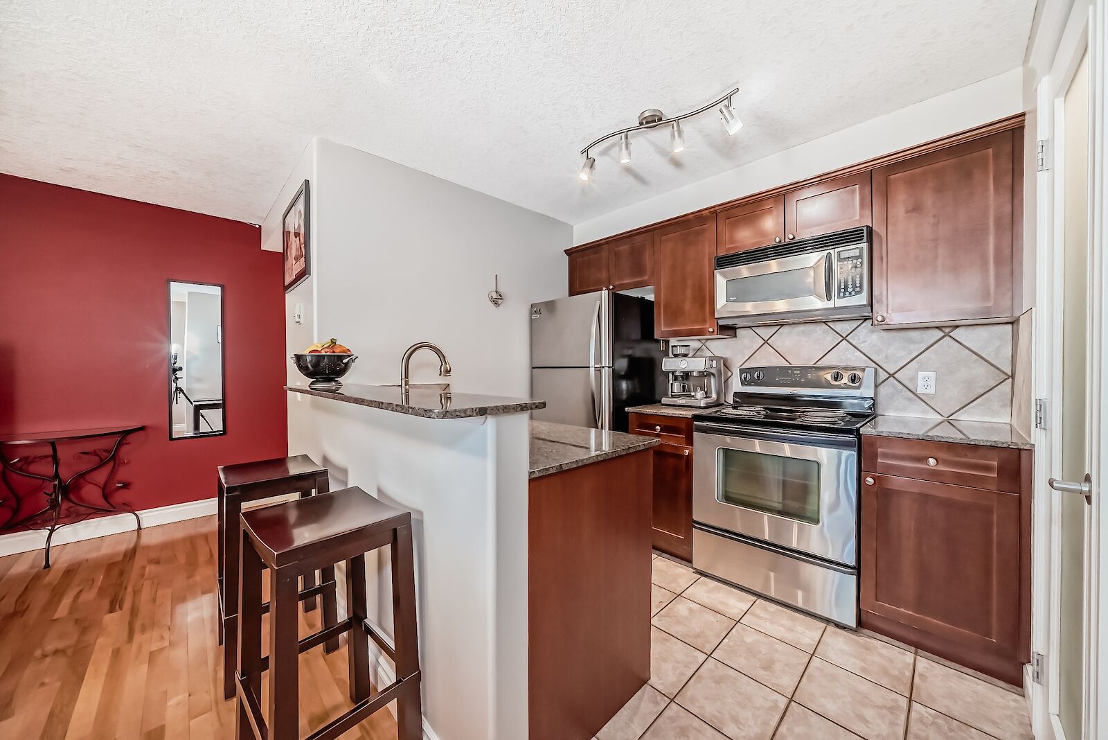 Calgary 2 bedrooms Condo Unit for rent. Property photo: 142200-1
