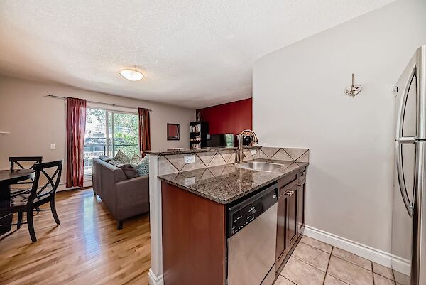 Calgary 2 bedrooms Condo Unit for rent. Property photo: 142200-3