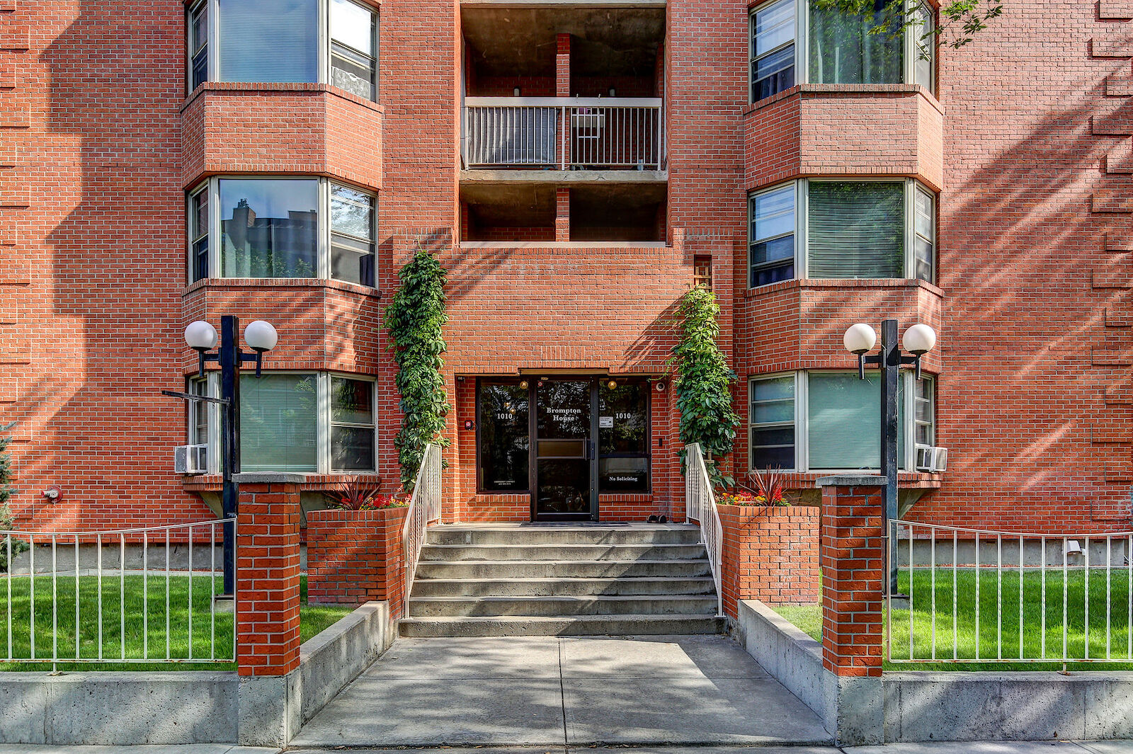 Calgary studio Apartment for rent. Property photo: 145121-1