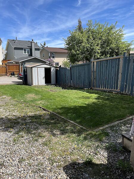 Calgary 3 bedrooms House for rent. Property photo: 15052-3