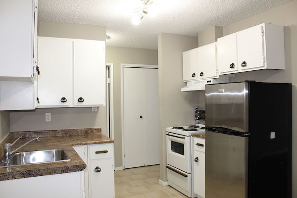 Cardona+Place+Apartment+Kitchen+View+ Saskatoon 2 bedrooms Apartment for rent. Property photo: 294099-2