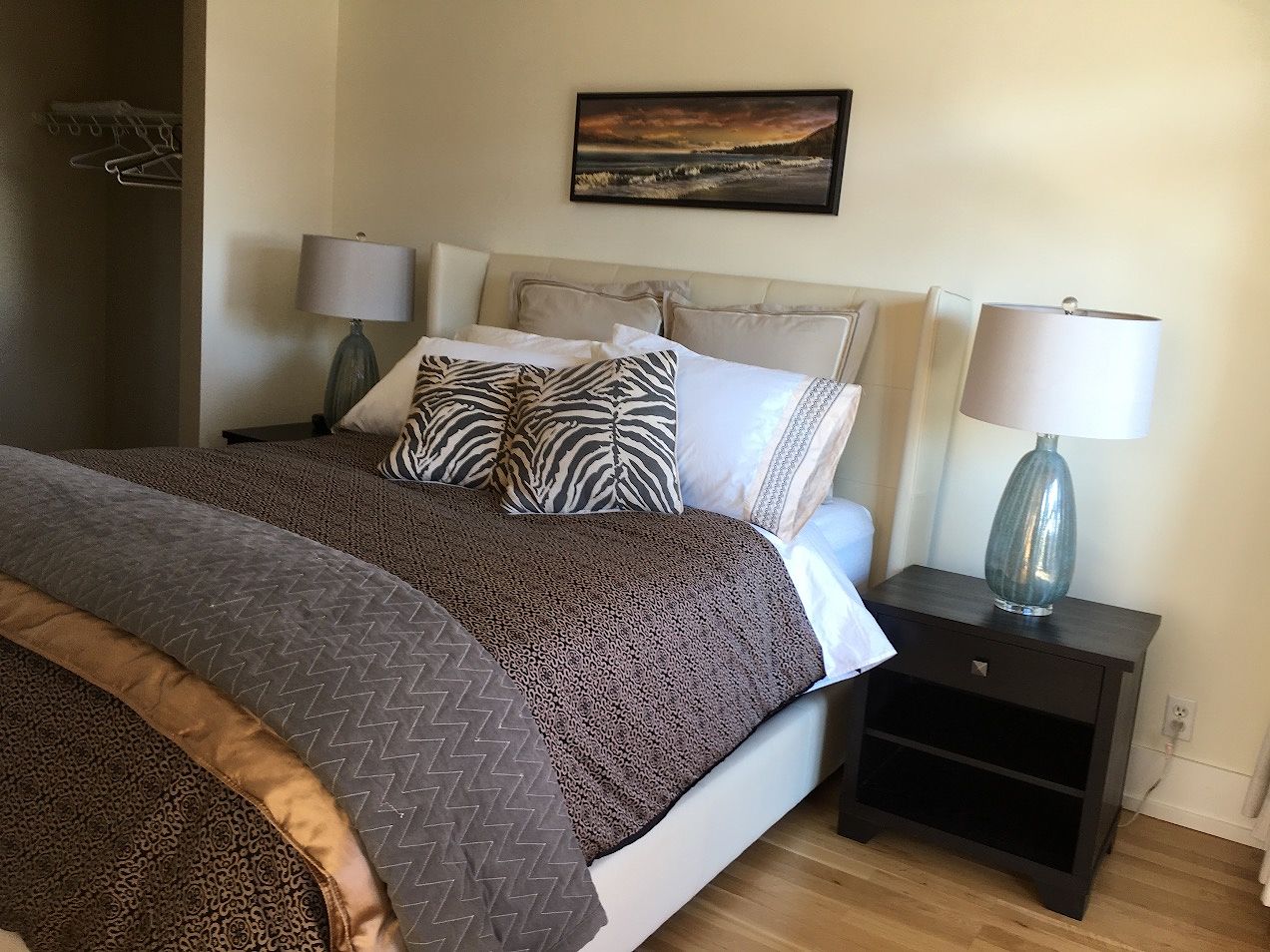 Calgary 2 bedrooms Condo Unit for rent. Property photo: 300604-1