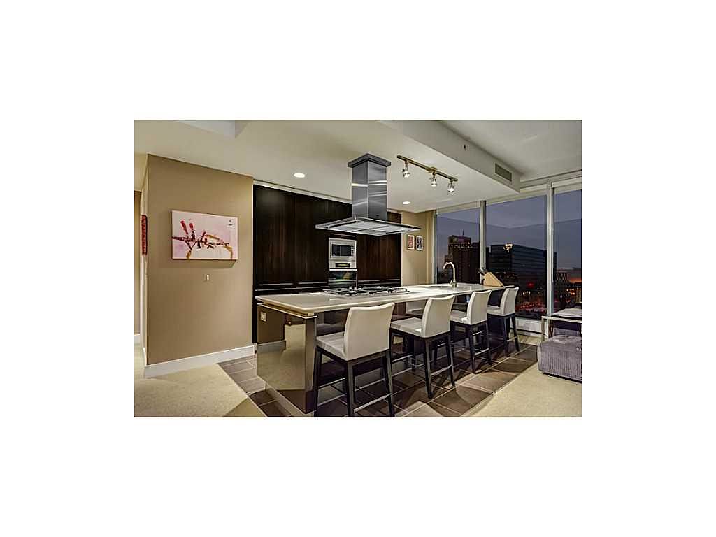 Calgary 2 bedrooms Condo Unit for rent. Property photo: 300680-1