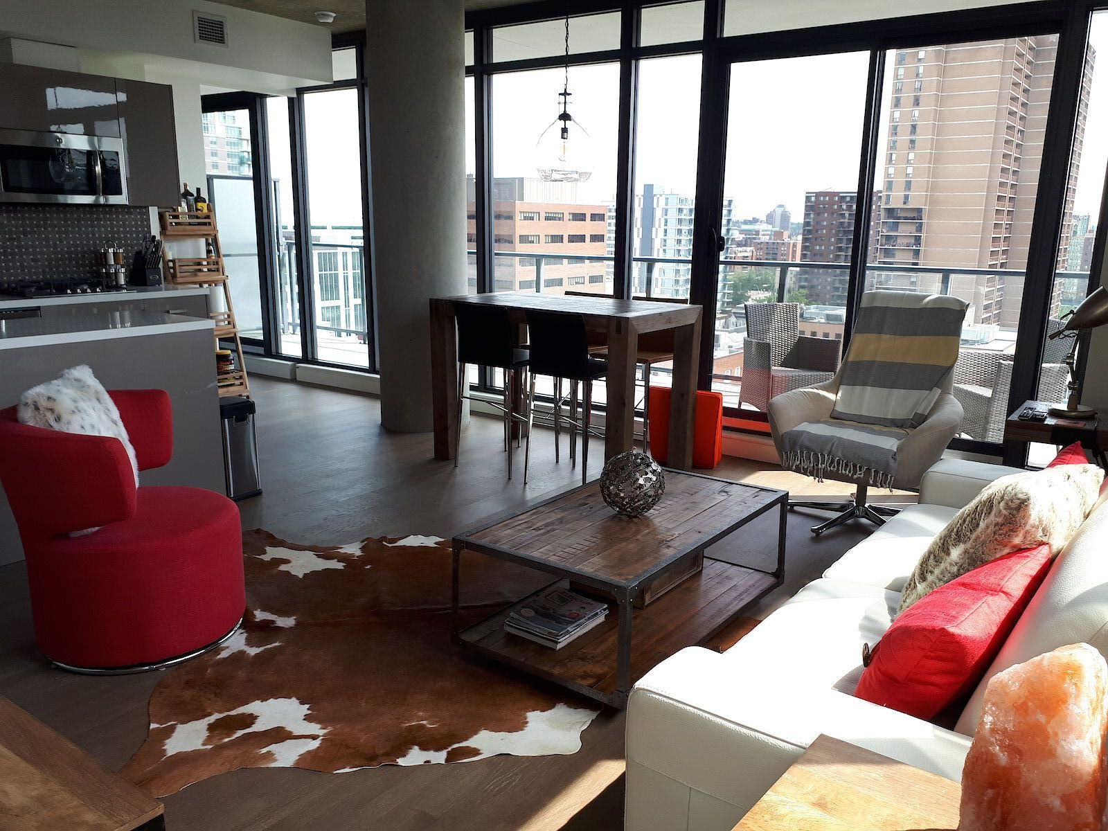 Living+room Calgary 2 + Den bedrooms Condo Unit for rent. Property photo: 313700-1