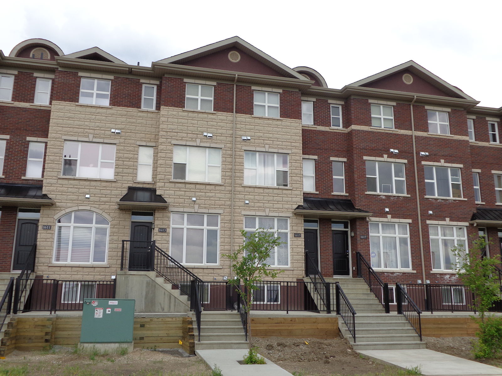 View+of+Complex Edmonton 3 bedrooms Townhouse for rent. Property photo: 322704-1