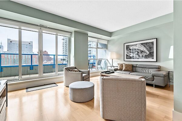 Calgary 2 bedrooms Condo Unit for rent. Property photo: 325135-2