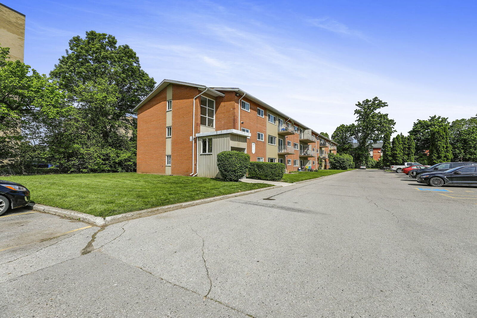 Skyline-Living-1422-Huron-2-Bed-1-Bath3+jpg London 2 bedrooms Apartment for rent. Property photo: 330984-1