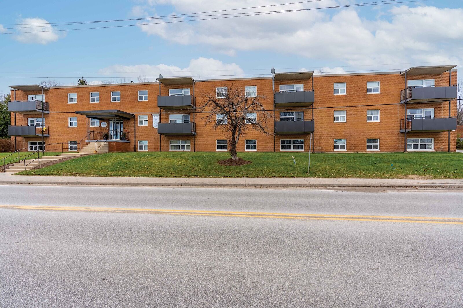 955-10th-St-E-Exterior-5+jpg Owen Sound 2 bedrooms Apartment for rent. Property photo: 331040-1