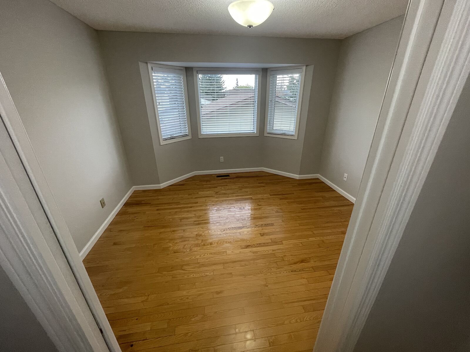 Calgary 4 bedrooms Room For Rent for rent. Property photo: 337577-1