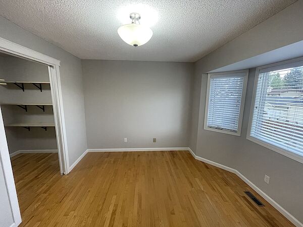 Calgary 4 bedrooms Room For Rent for rent. Property photo: 337577-2