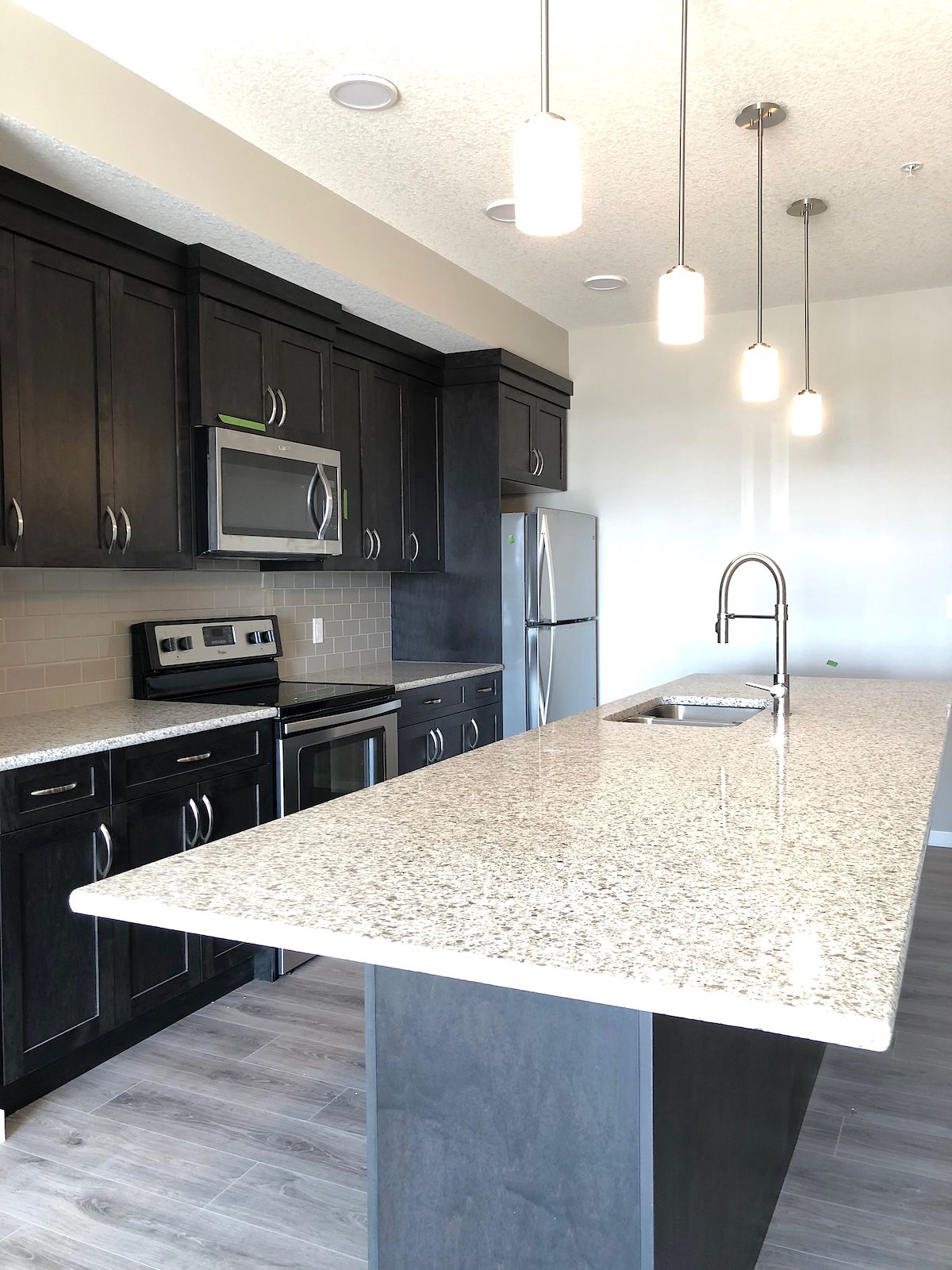 Calgary 2 bedrooms Condo Unit for rent. Property photo: 337806-1