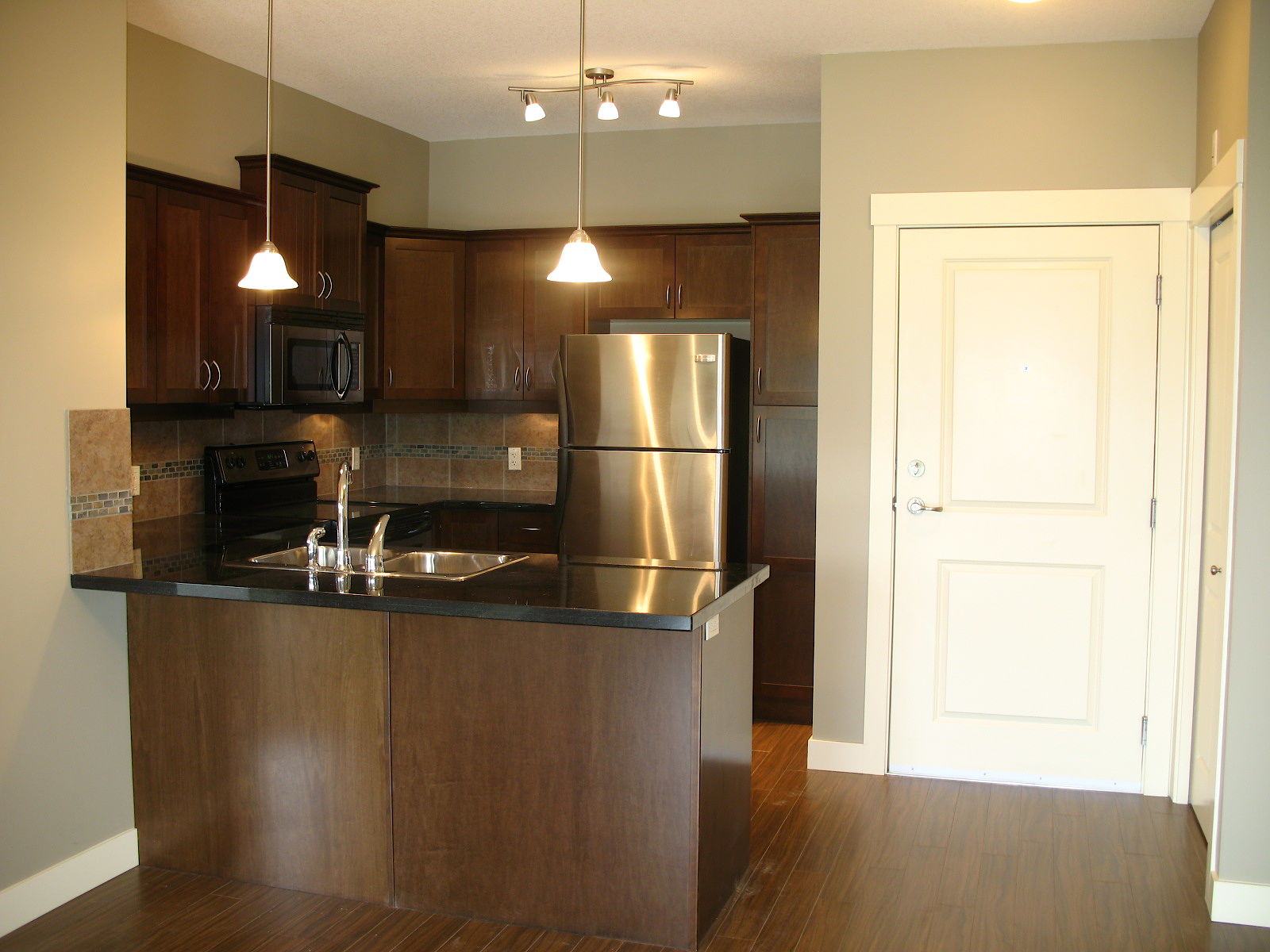 Kelowna 2 bedrooms Condo Unit for rent. Property photo: 338551-1