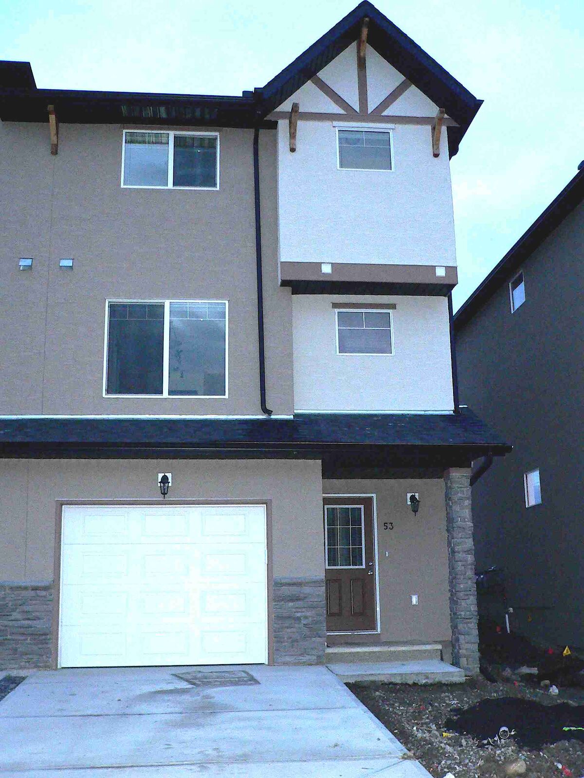 Okotoks 3 bedrooms Townhouse for rent. Property photo: 33984-1