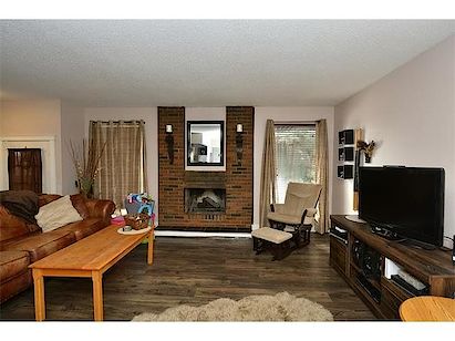 Living+room Calgary 3 bedrooms Main Floor for rent. Property photo: 341316-2
