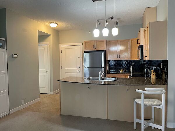 Calgary 2 + Den bedrooms Condo Unit for rent. Property photo: 341904-2