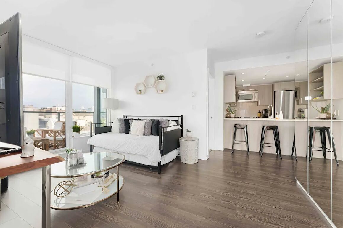 Vancouver 2 + Den bedrooms Condo Unit for rent. Property photo: 345949-1