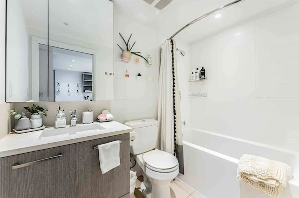 Vancouver 2 + Den bedrooms Condo Unit for rent. Property photo: 345949-3