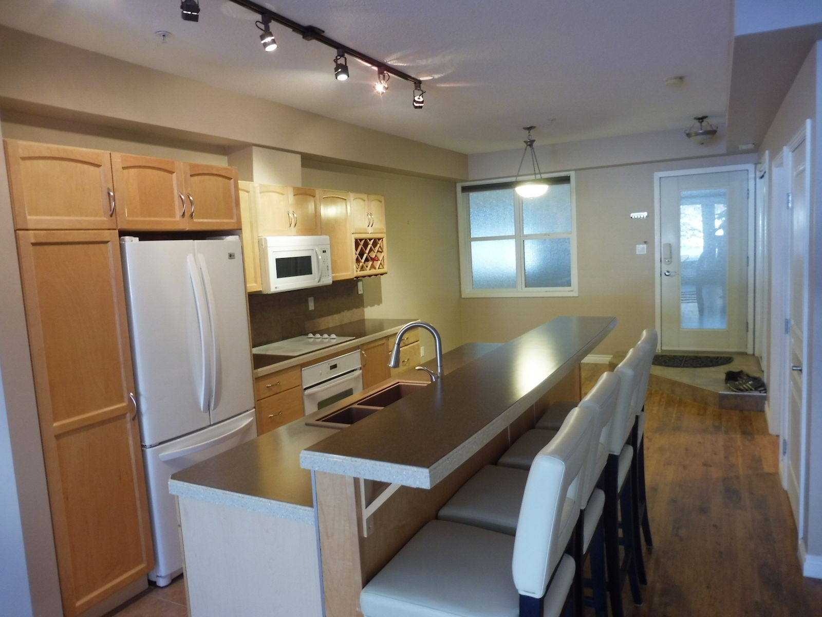 Edmonton 2 bedrooms Condo Unit for rent. Property photo: 347352-1