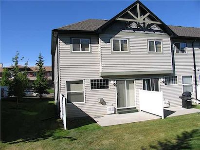Backyard+Deck Calgary 3 bedrooms Townhouse for rent. Property photo: 348372-2