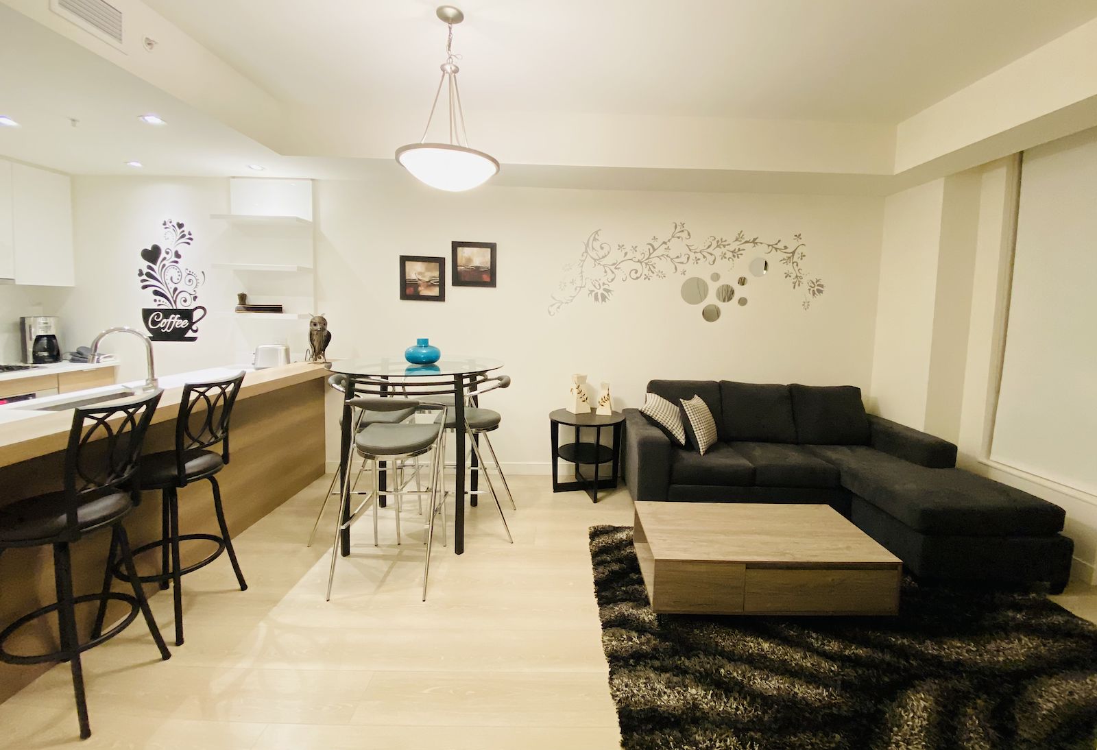 Calgary 2 bedrooms Condo Unit for rent. Property photo: 351012-1