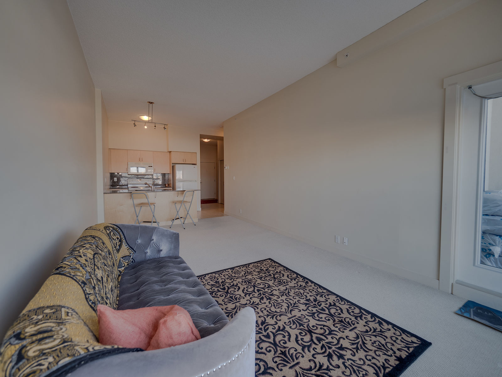 Calgary 1 bedroom Condo Unit for rent. Property photo: 352255-1