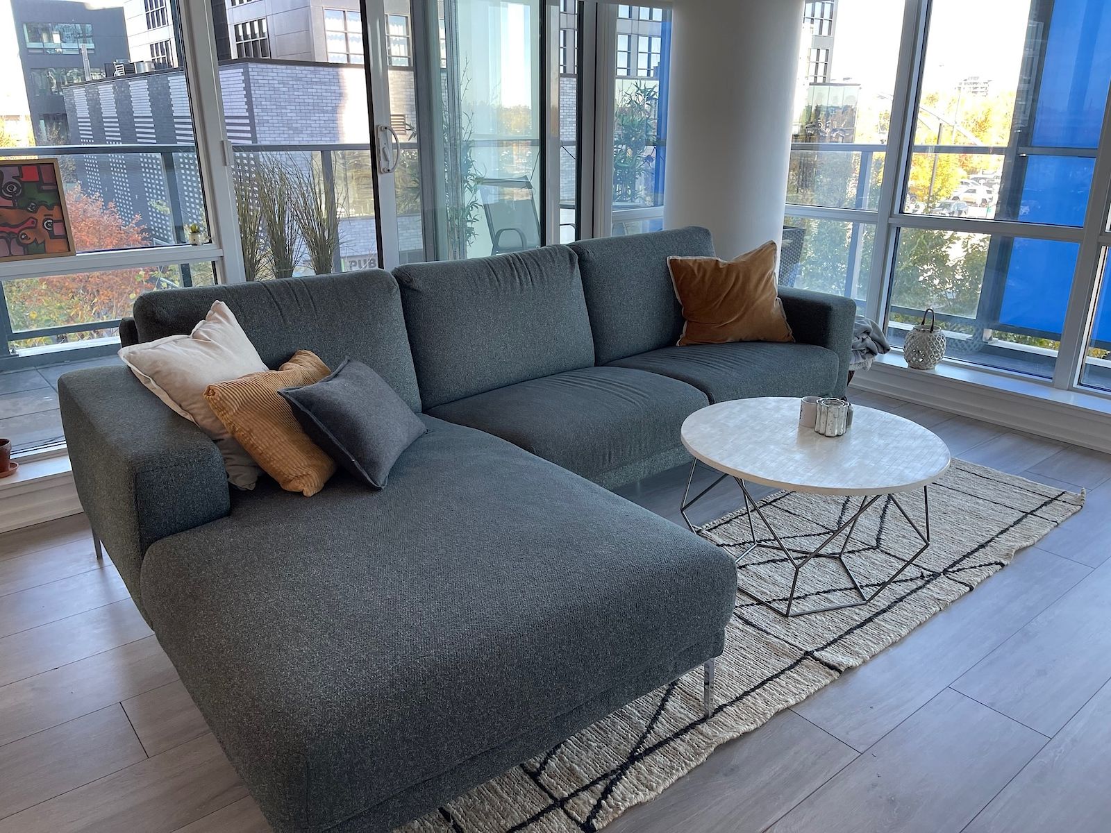 Calgary 2 bedrooms Condo Unit for rent. Property photo: 353622-1