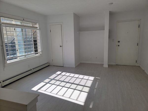 Calgary studio Loft for rent. Property photo: 355638-3