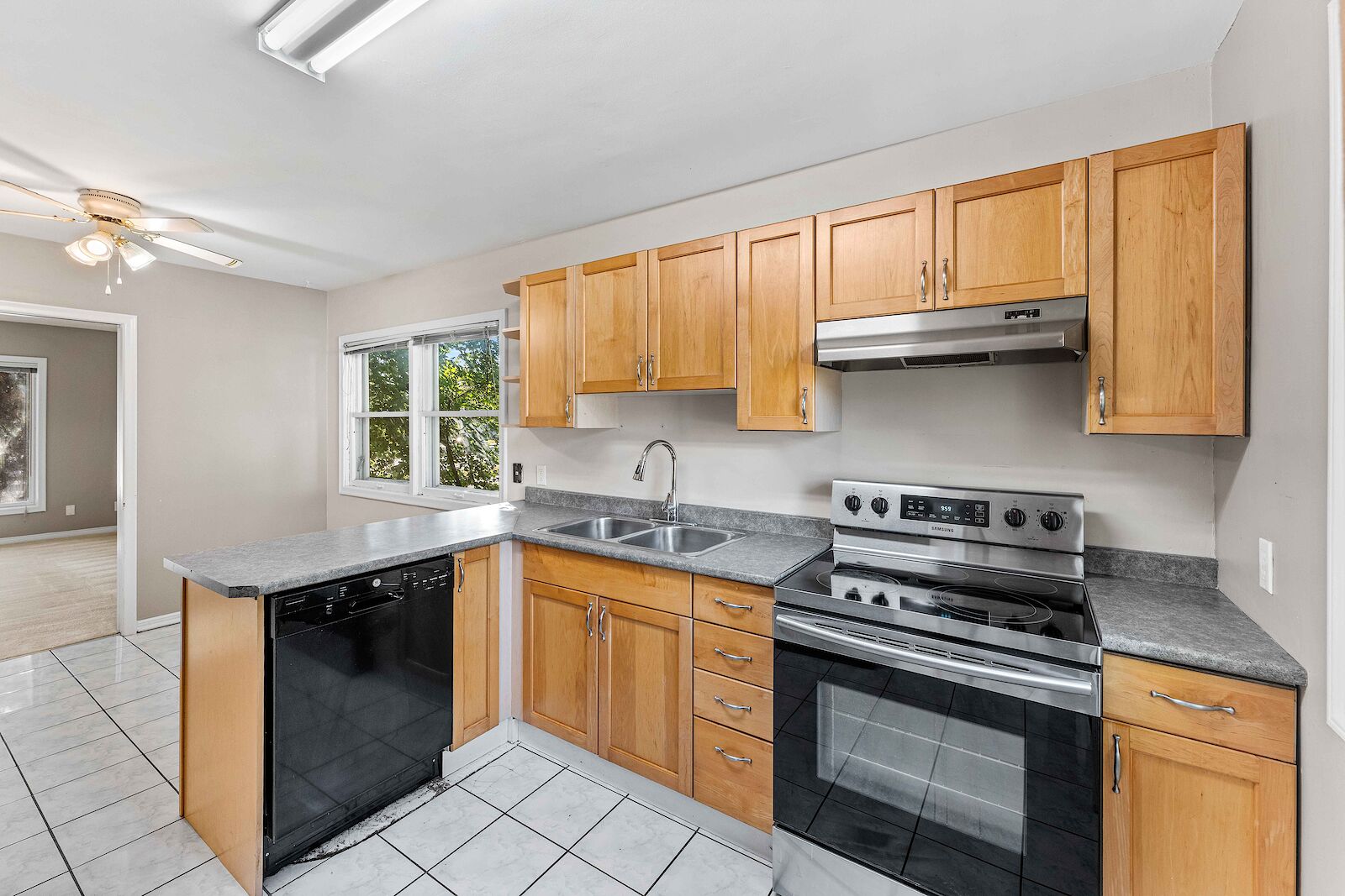 Edmonton 3 bedrooms Main Floor for rent. Property photo: 357226-1