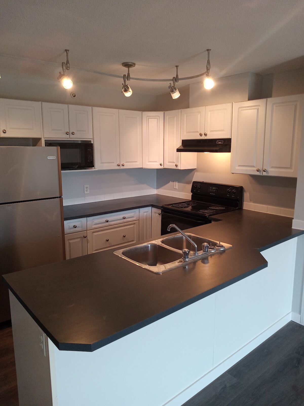 Okotoks 2 bedrooms Condo Unit for rent. Property photo: 35919-1
