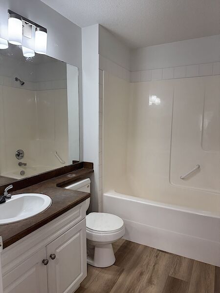 Edmonton 2 bedrooms Condo Unit for rent. Property photo: 364424-2
