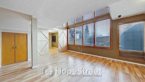 Calgary 5 + Den bedrooms House for rent. Property photo: 371150-2