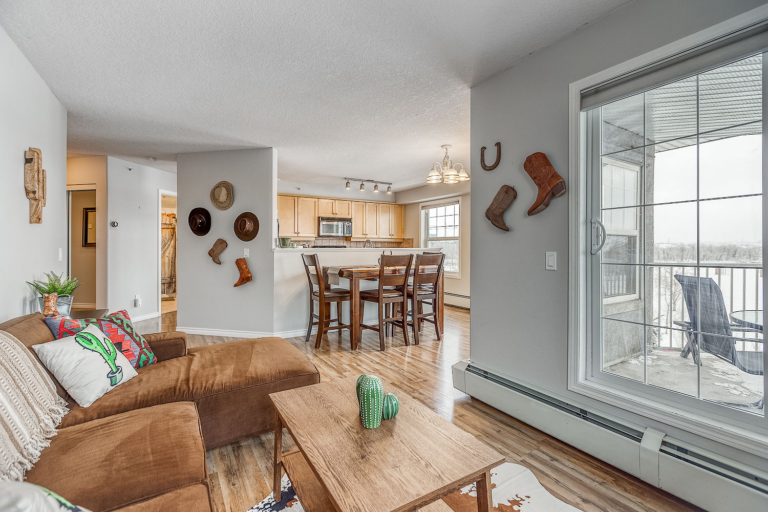 Calgary 2 bedrooms Condo Unit for rent. Property photo: 376318-1