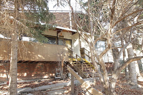 Front+of+house+well+treed+very+private+with+porch Calgary 3 bedrooms House for rent. Property photo: 37835-3