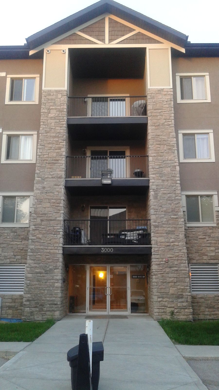 Calgary 2 bedrooms Condo Unit for rent. Property photo: 382958-1