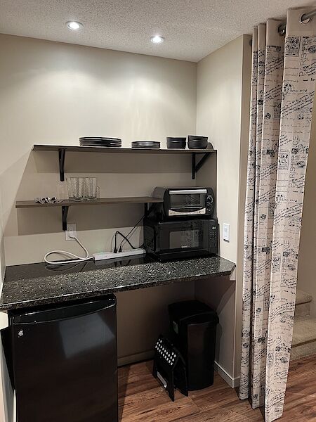 Calgary studio Basement for rent. Property photo: 389188-3