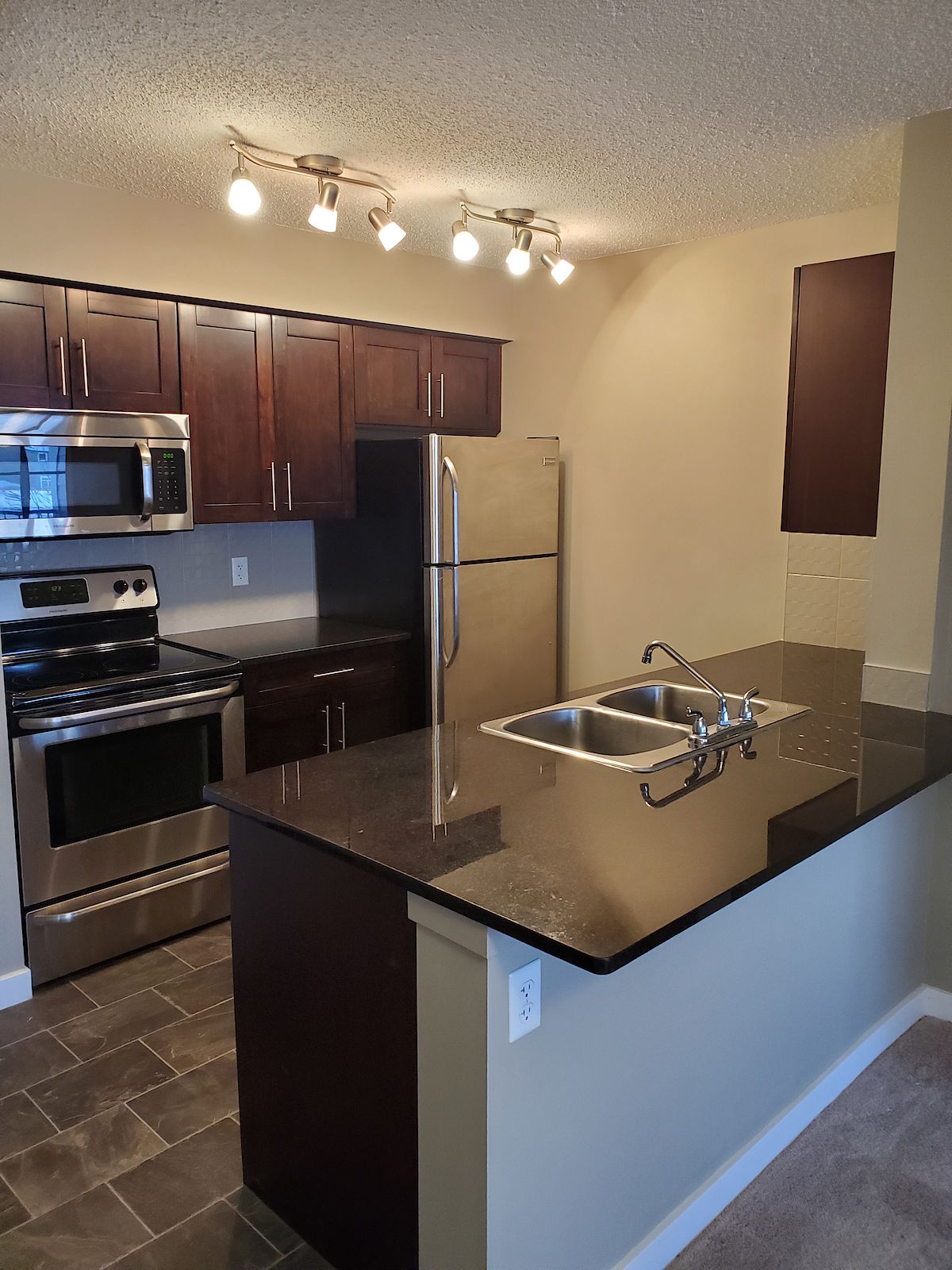 Edmonton 2 + Den bedrooms Condo Unit for rent. Property photo: 399607-1