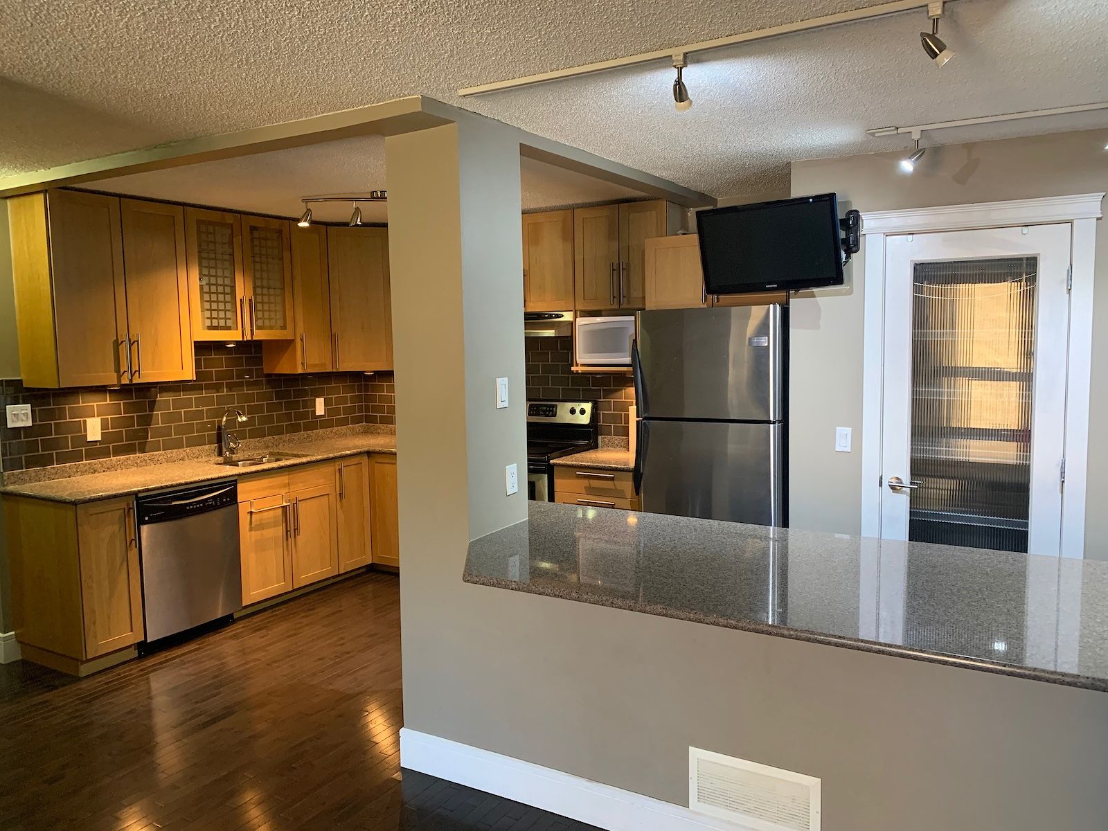 Calgary 2 bedrooms Condo Unit for rent. Property photo: 401144-1