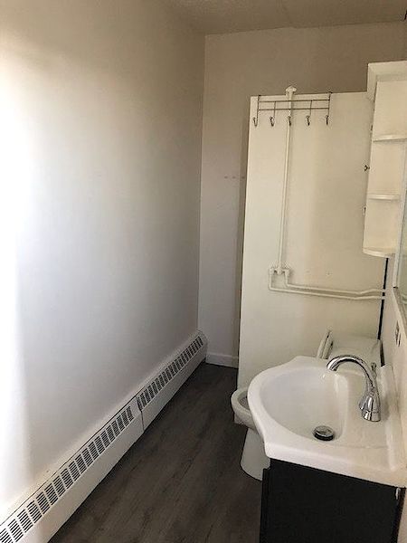Calgary studio Apartment for rent. Property photo: 403605-3
