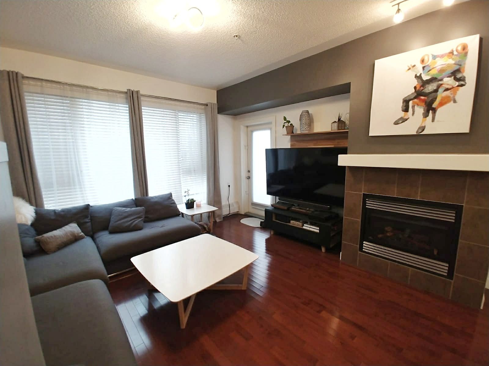 Living+room Calgary 1 bedroom Condo Unit for rent. Property photo: 405022-1
