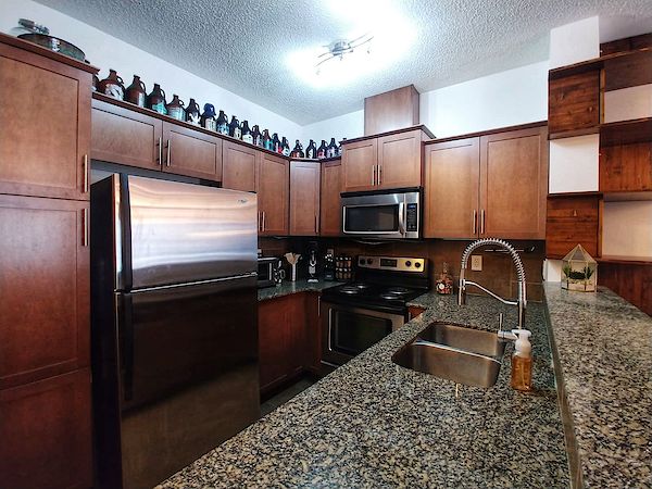 Kitchen Calgary 1 bedroom Condo Unit for rent. Property photo: 405022-3