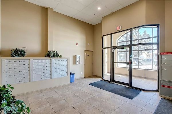 Calgary 2 bedrooms Condo Unit for rent. Property photo: 409407-2
