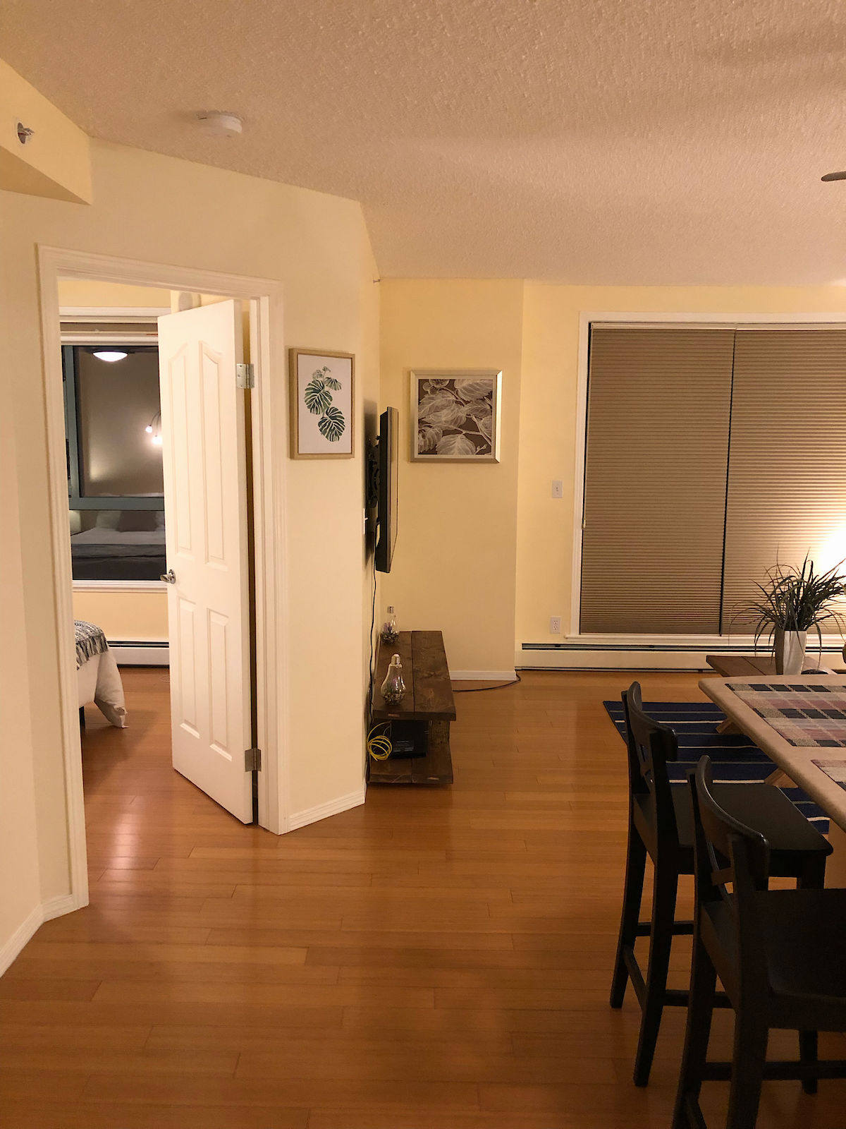 Calgary 2 bedrooms Condo Unit for rent. Property photo: 410376-1