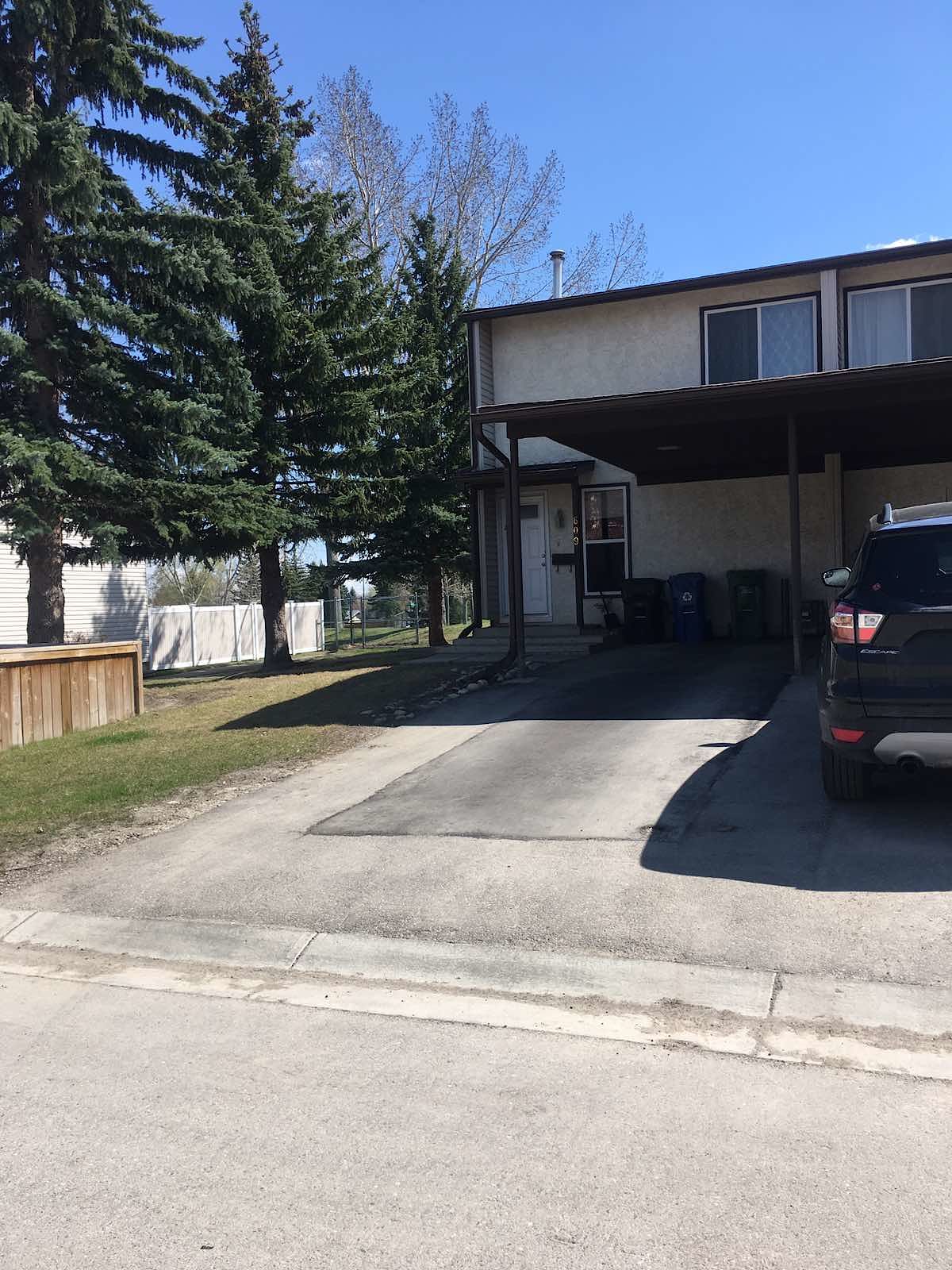 Calgary 3 + Den bedrooms Townhouse for rent. Property photo: 412152-1