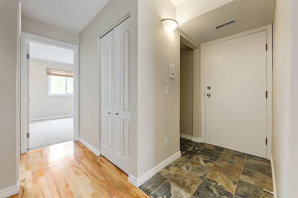 Calgary 2 bedrooms Condo Unit for rent. Property photo: 412251-3
